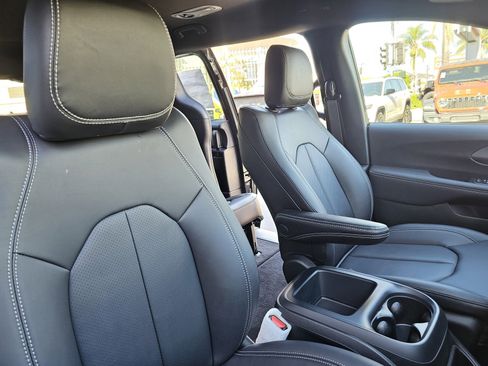 New 2026 Chrysler Pacifica Select image 30