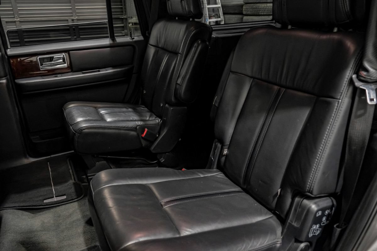 Used 2016 Lincoln Navigator Select RWD image 25