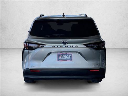 Used 2024 Toyota Sienna LE AWD/4WD image 8