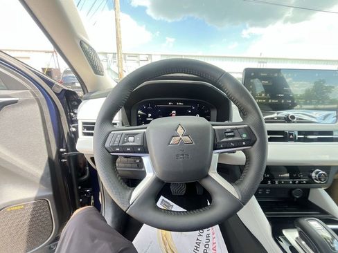 New 2025 Mitsubishi Outlander SE image 14