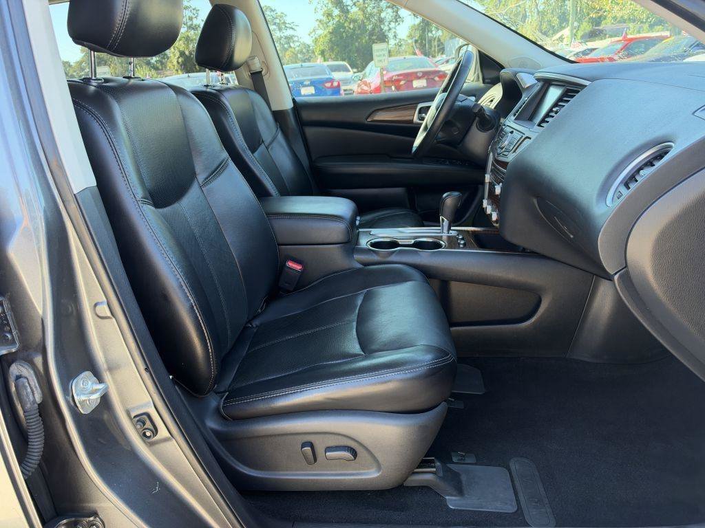 Used 2020 Nissan Pathfinder Platinum FWD image 12