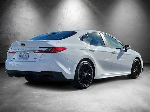Used 2025 Toyota Camry SE image 3