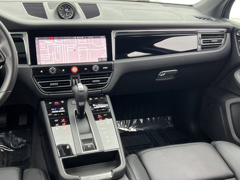 Certified 2025 Porsche Macan Turbo image 24