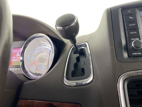 Used 2014 Chrysler Town & Country Touring FWD image 24
