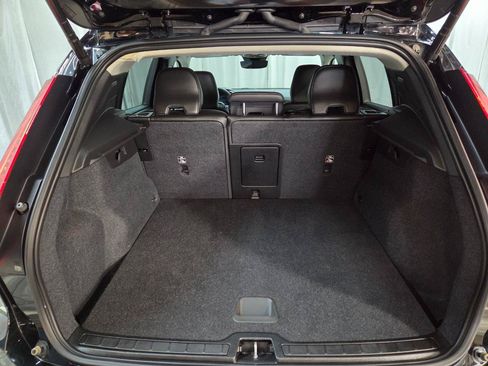Used 2023 Volvo XC40 B5 Core AWD/4WD image 7