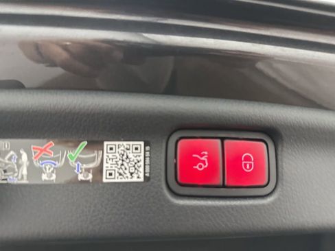 Used 2025 Mercedes-Benz C 300 Sedan image 26