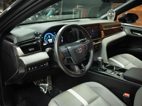 Used 2025 Toyota Camry SE FWD image 9