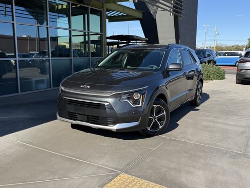 Used 2025 Kia Niro EX image 2