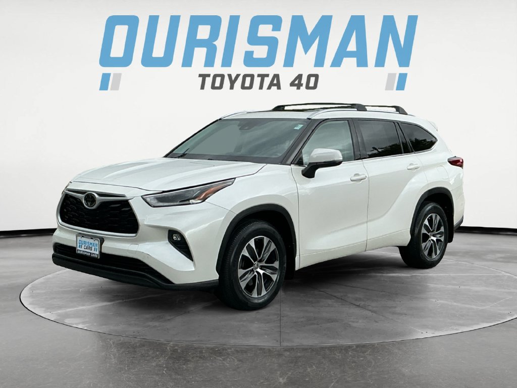 Used 2021 Toyota Highlander XLE AWD/4WD image 3