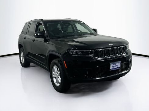 Used 2023 Jeep Grand Cherokee Laredo AWD/4WD image 3