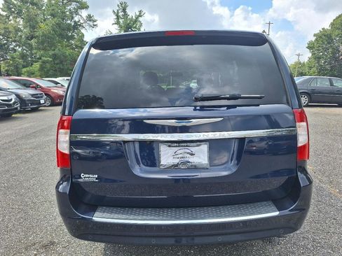 Used 2015 Chrysler Town & Country Touring-L w/ Driver Convenience Group FWD image 7