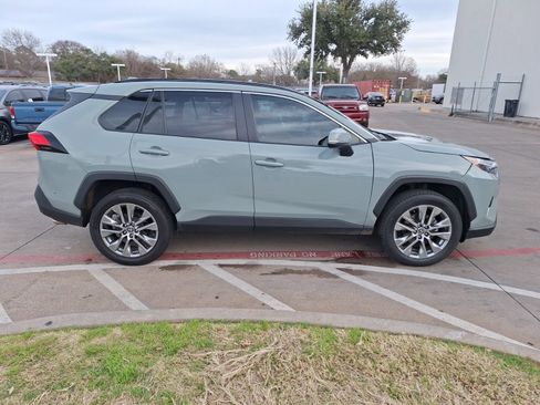 Used 2022 Toyota RAV4 XLE Premium image 7