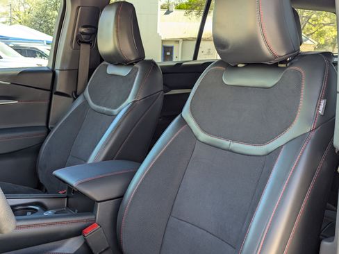 Used 2025 Ford Explorer ST image 13