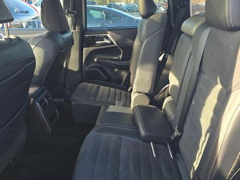 Used 2023 Mitsubishi Outlander SE image 16