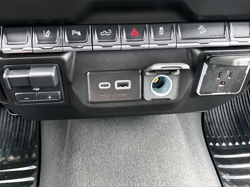 Used 2024 Chevrolet Silverado 2500 Custom w/ Custom Value Package image 32