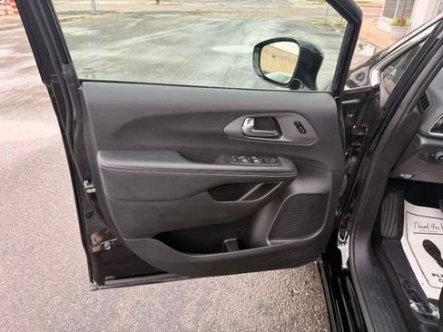 Used 2025 Chrysler Pacifica Select FWD image 12