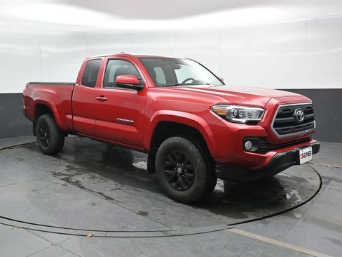 Used 2016 Toyota Tacoma SR5 w/ SR5 Appearance Package (SN) image 4