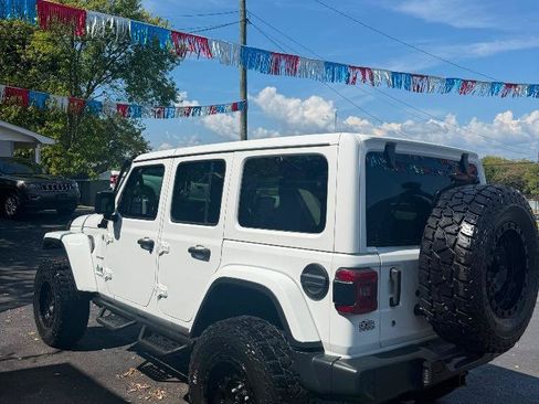 Used 2018 Jeep Wrangler Unlimited Sahara AWD/4WD image 9