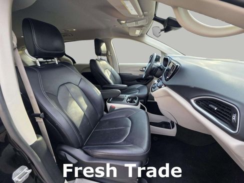 Used 2024 Chrysler Pacifica Touring-L image 10