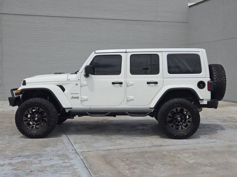 Used 2018 Jeep Wrangler Unlimited Sahara AWD/4WD image 4