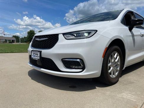 Used 2024 Chrysler Pacifica Touring-L FWD image 18