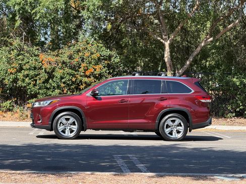 Used 2017 Toyota Highlander Limited w/ Preferred Accessory Package AWD/4WD image 6