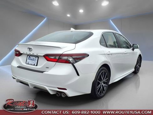 Used 2023 Toyota Camry SE image 3