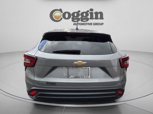Used 2025 Chevrolet Trax LS w/ Driver Confidence Package FWD image 4