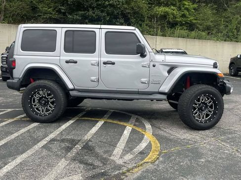 Used 2018 Jeep Wrangler Unlimited Sahara w/ Dual Top Group AWD/4WD image 2