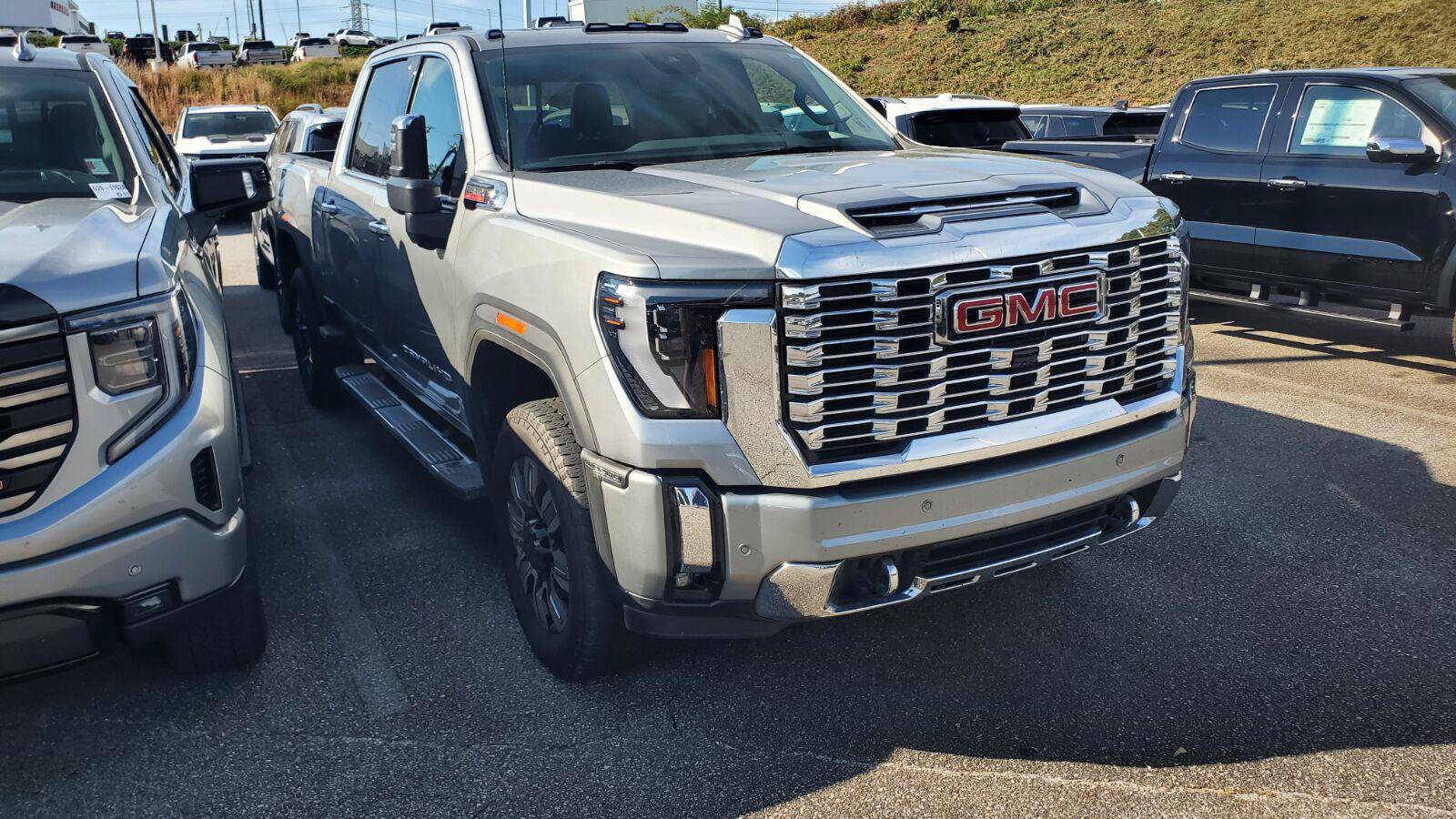 Used 2025 GMC Sierra 2500 Denali w/ Denali Reserve Package AWD/4WD image 2