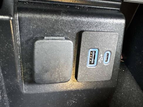 Used 2023 Ford Explorer XLT w/ Equipment Group 202A AWD/4WD image 18