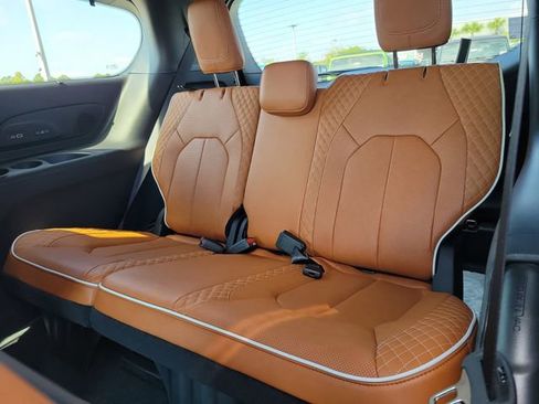 New 2026 Chrysler Pacifica Pinnacle image 10