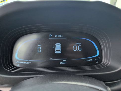Used 2025 Hyundai Venue SEL FWD image 16