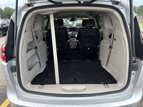 Used 2024 Chrysler Pacifica Touring-L FWD image 8