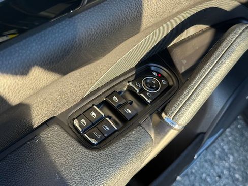 Used 2015 Porsche Cayenne S image 23