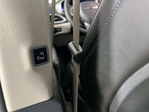 Used 2024 Chrysler Pacifica Touring-L image 25