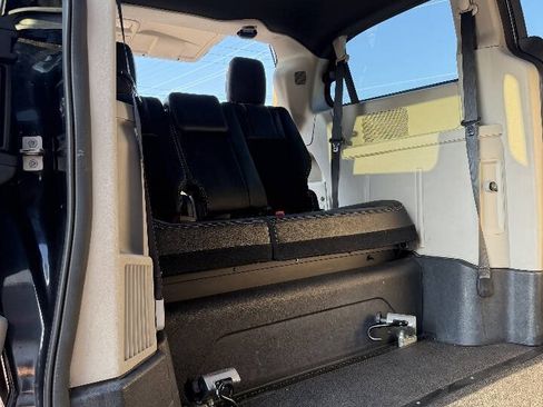 Used 2018 Dodge Grand Caravan SXT FWD image 17