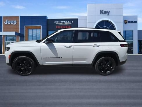 Used 2023 Jeep Grand Cherokee Altitude AWD/4WD image 5