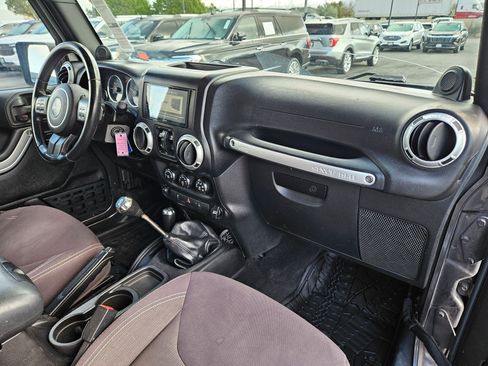 Used 2014 Jeep Wrangler Unlimited Rubicon w/ Connectivity Group AWD/4WD image 32