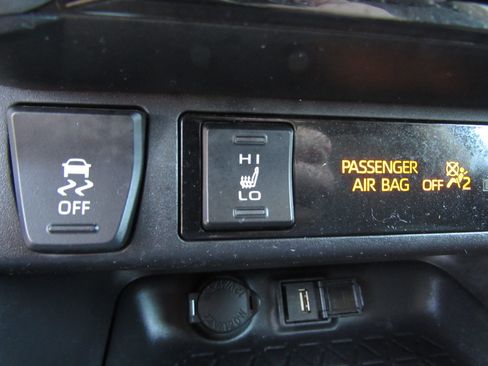 Used 2021 Toyota RAV4 XLE w/ XLE Grade Weather Package AWD/4WD image 21