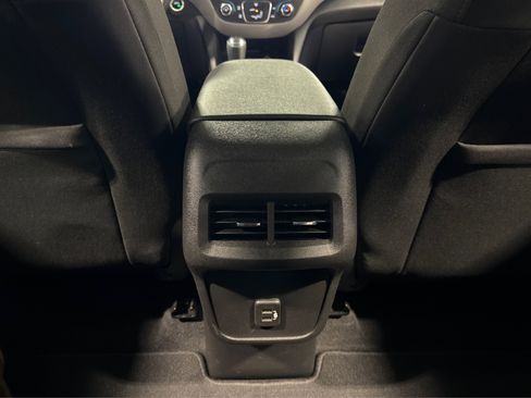 Used 2021 Chevrolet Equinox LS image 34