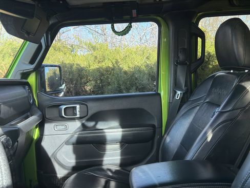 Used 2018 Jeep Wrangler Unlimited Sahara image 2