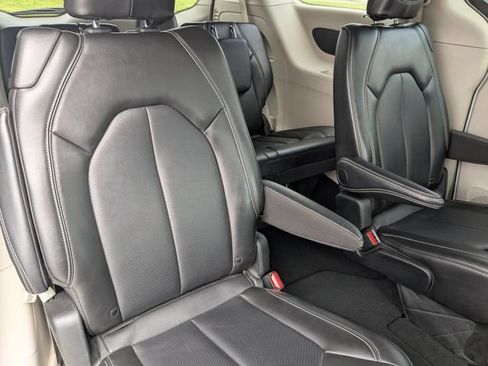Used 2024 Chrysler Pacifica Touring-L FWD image 14