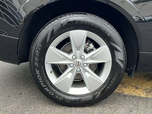 Used 2022 Volvo XC60 B5 Momentum w/ Climate Package image 11