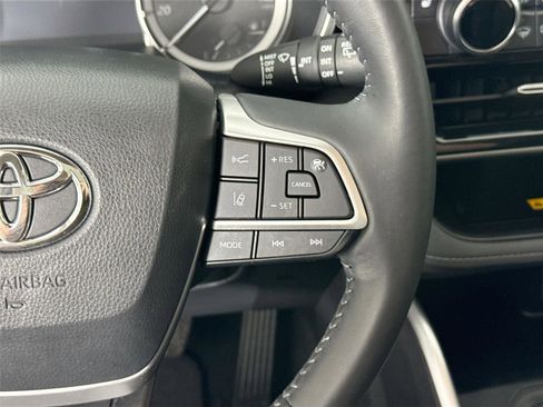 Certified 2023 Toyota Highlander XLE image 20