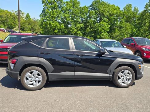 Used 2024 Hyundai Kona SE image 2