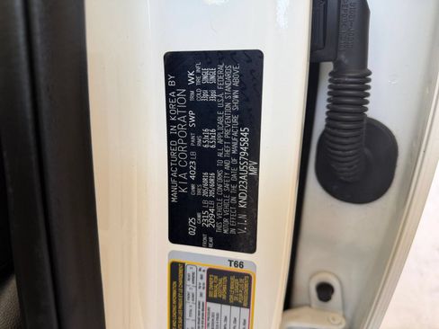 Used 2025 Kia Soul LX w/ LX Technology Package FWD image 27