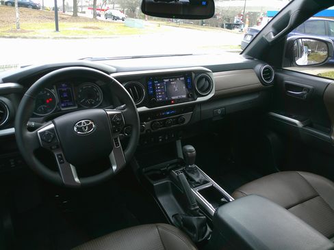 Used 2018 Toyota Tacoma Limited image 31