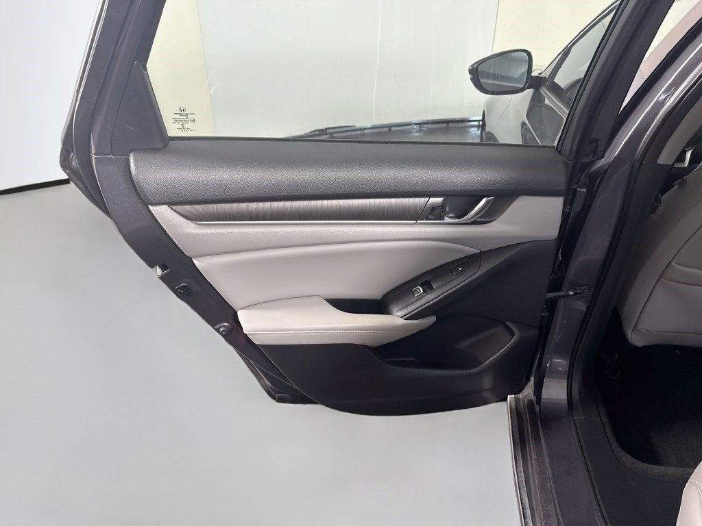 Used 2018 Honda Accord Touring image 25