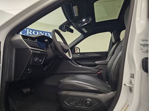 New 2025 Jeep Grand Cherokee Altitude image 14